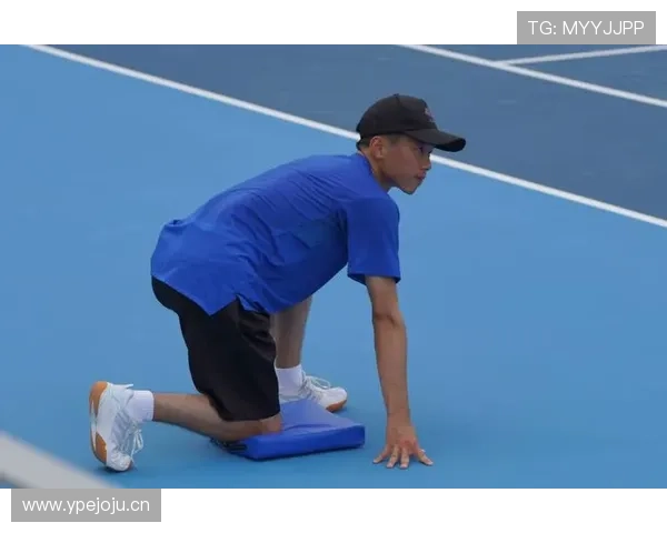 费钰婷居然没别人懂的风格，出场鞋子就能跪着看完一场比赛？