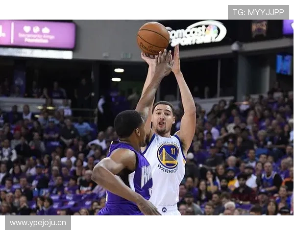 贾巴尔无球走位拉开空间，改变对手内线防守布局